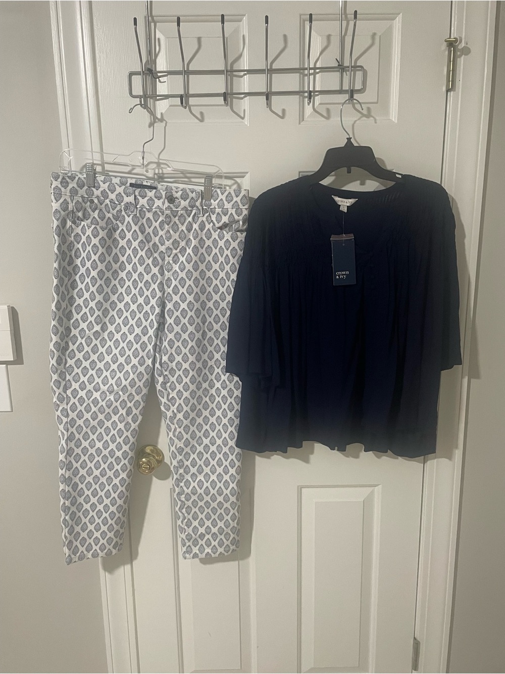 Women's Navy Blouse nwt large  and White Patterned Pants Set capris Talbots sz12